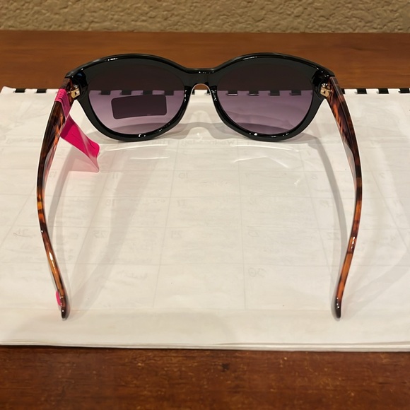 NWT Betsey Johnson Black/Brown Sunglasses - Picture 4 of 5